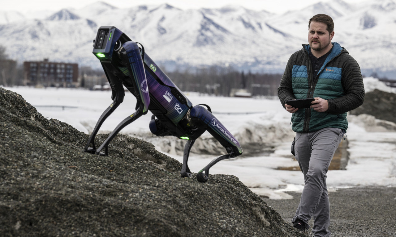 POGLEDAJTE OPASNU AURORU! Robot će PATROLIRATI aerodromom na ALJASCI, a evo i zbog čega (FOTO)