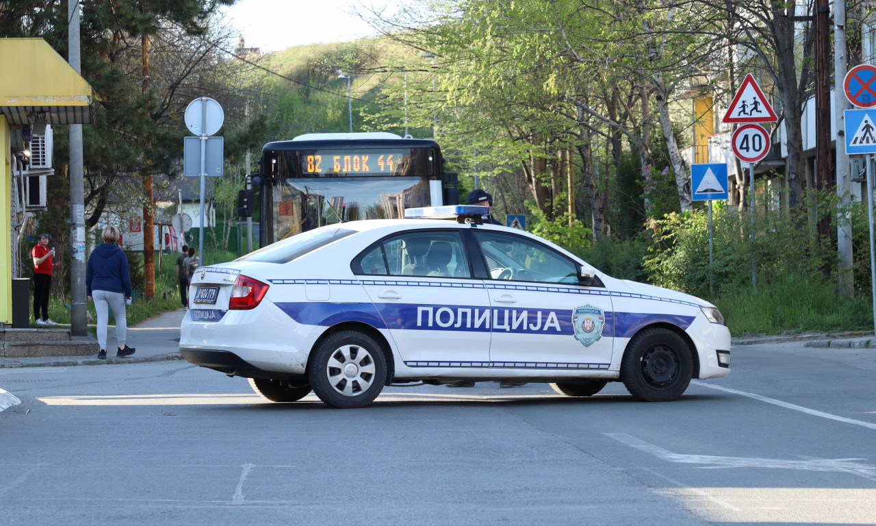 ZAKUCAO SE U POLICIJSKO VOZILO! Ima povređenih, SAOBRAĆAJNA NESREĆA U Leštanima!