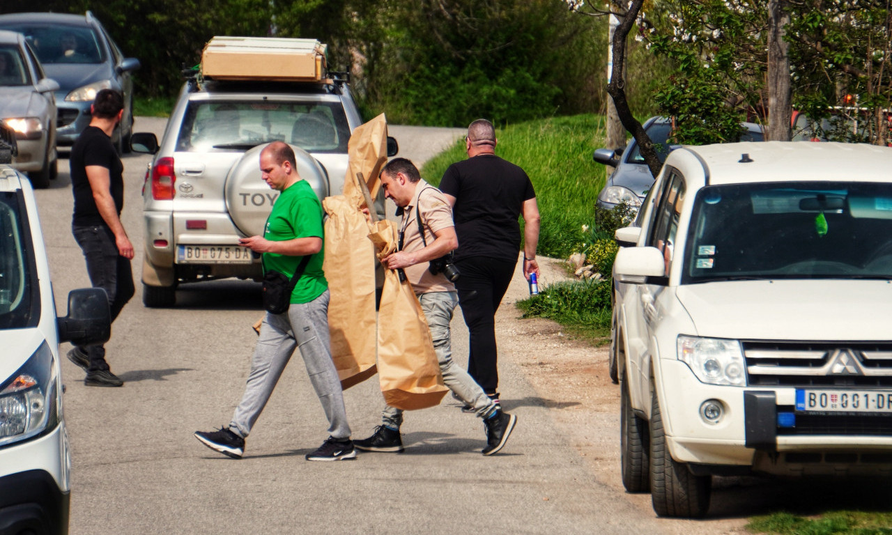 Brat OSUMNJIČENOG za ubistvo DANKE sa lisicama na RUKAMA! Policajci ga izveli, ŠTA SE DEŠAVA U BORU?!