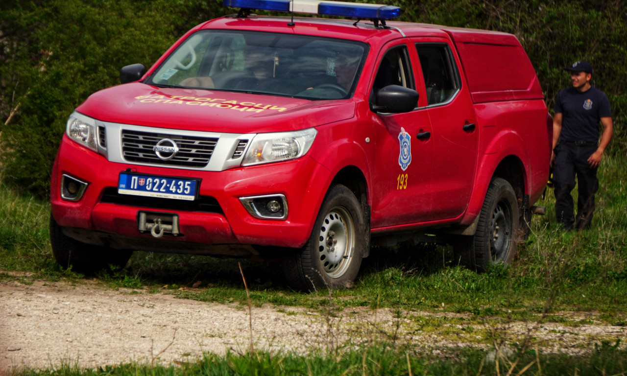 POLICIJA ČEŠLJA TEREN sa svedocima, BAGERI KOPAJU oko druge kuće osumnjičenog! U autu čeka Dejanova majka