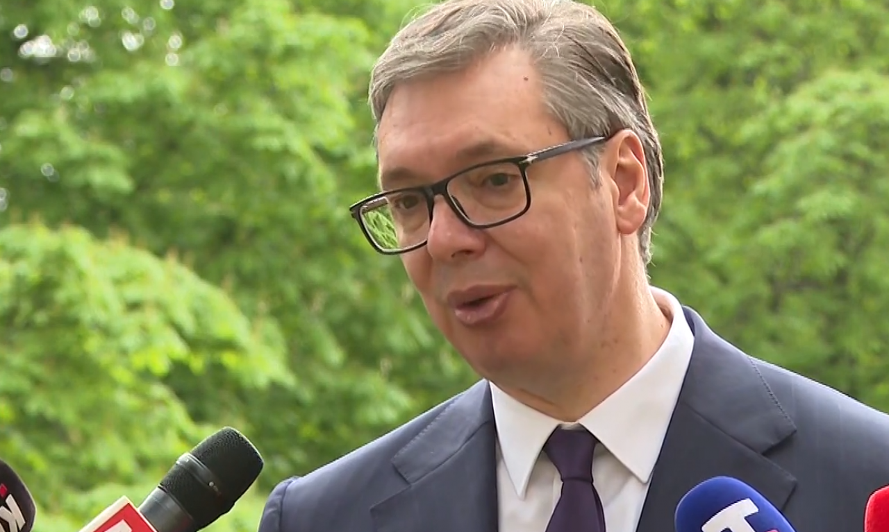 VUČIĆ SE IZ PARIZA OBRATIO GRAĐANIMA: Najavio je VELIKI PROJEKAT, pa otkrio o čemu će razgovarati sa MAKRONOM (VIDEO)