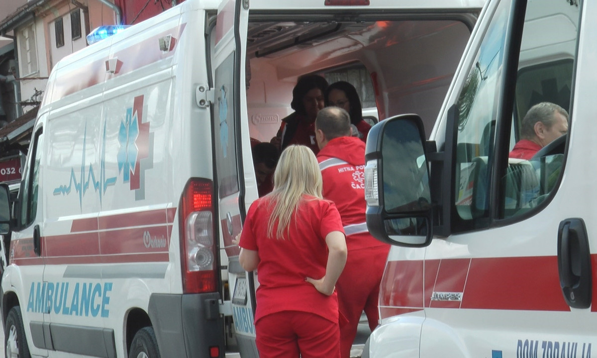 TEŽAK SUDAR DVA AUTOBUSA U ŽARKOVU: Delovi vozila na sve strane, srča i staklo po putu (FOTO)