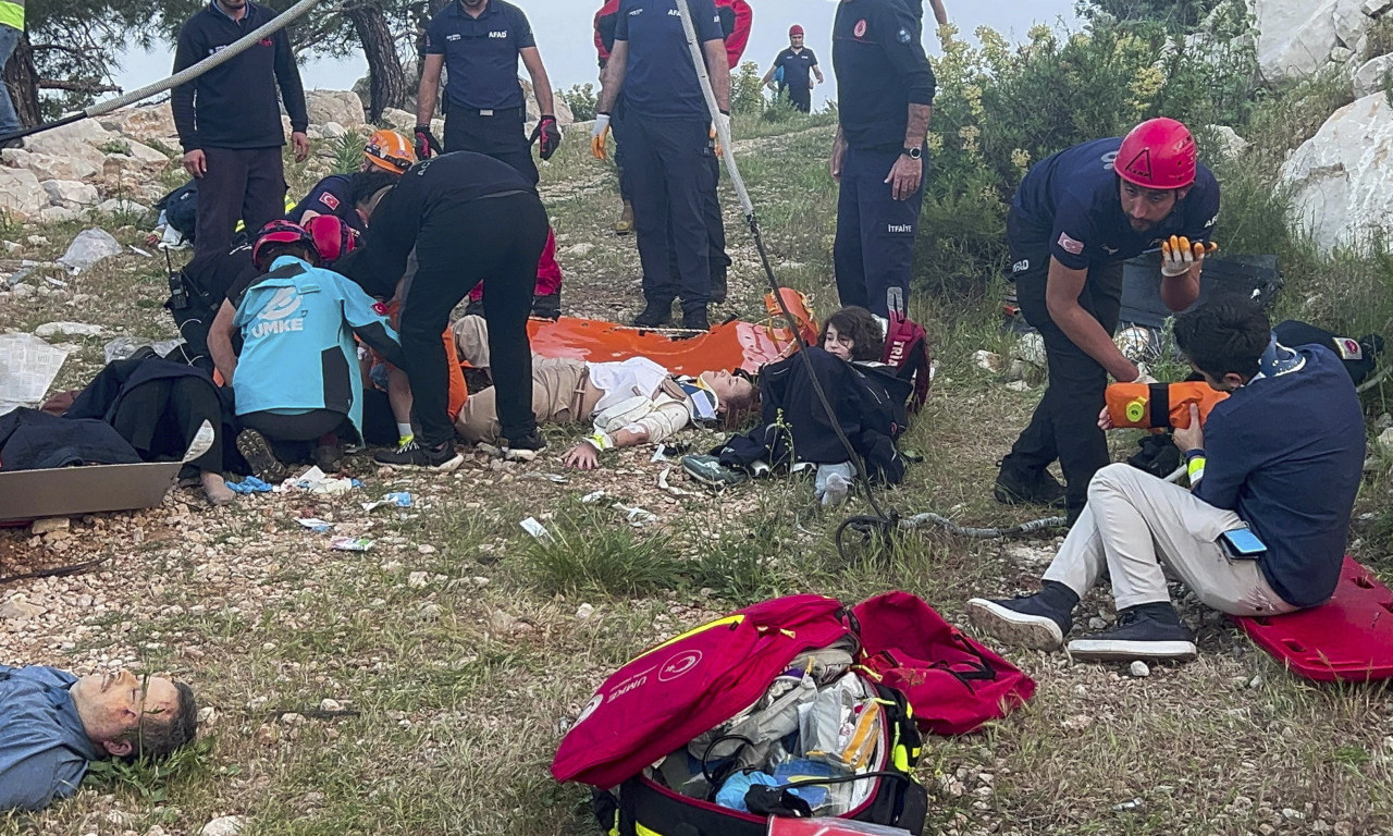 POGLEDAJTE FOTOGRAFIJE UŽASA! Posle urušavanja ŽIČARE u ANTALIJI, SPASENO svih 174 ZAROBLJENIH u kabini (FOTO)