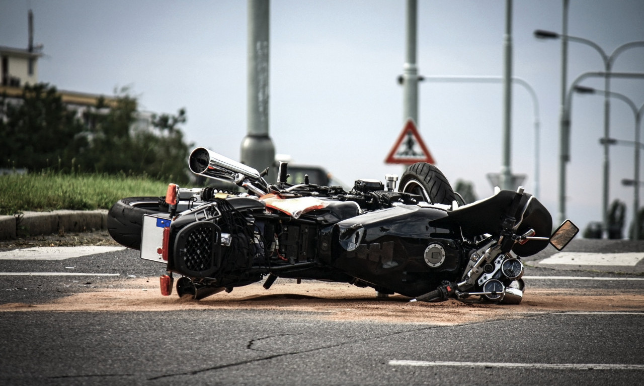 DEČAKA UDARIO MOTOR, leži bez svesti nasred ulice! Drama u Beogradu!