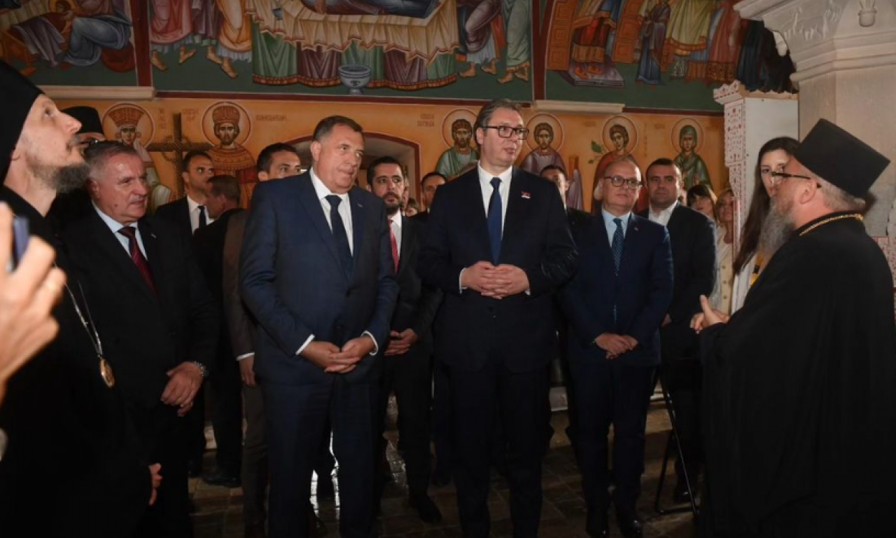 VUČIĆ I DODIK POSETILI MANASTIR ŽITOMISLIĆ: Pomoći ćemo ljudima i ulagaćemo u naše VERSKO I KULTURNO NASLEĐE (FOTO)