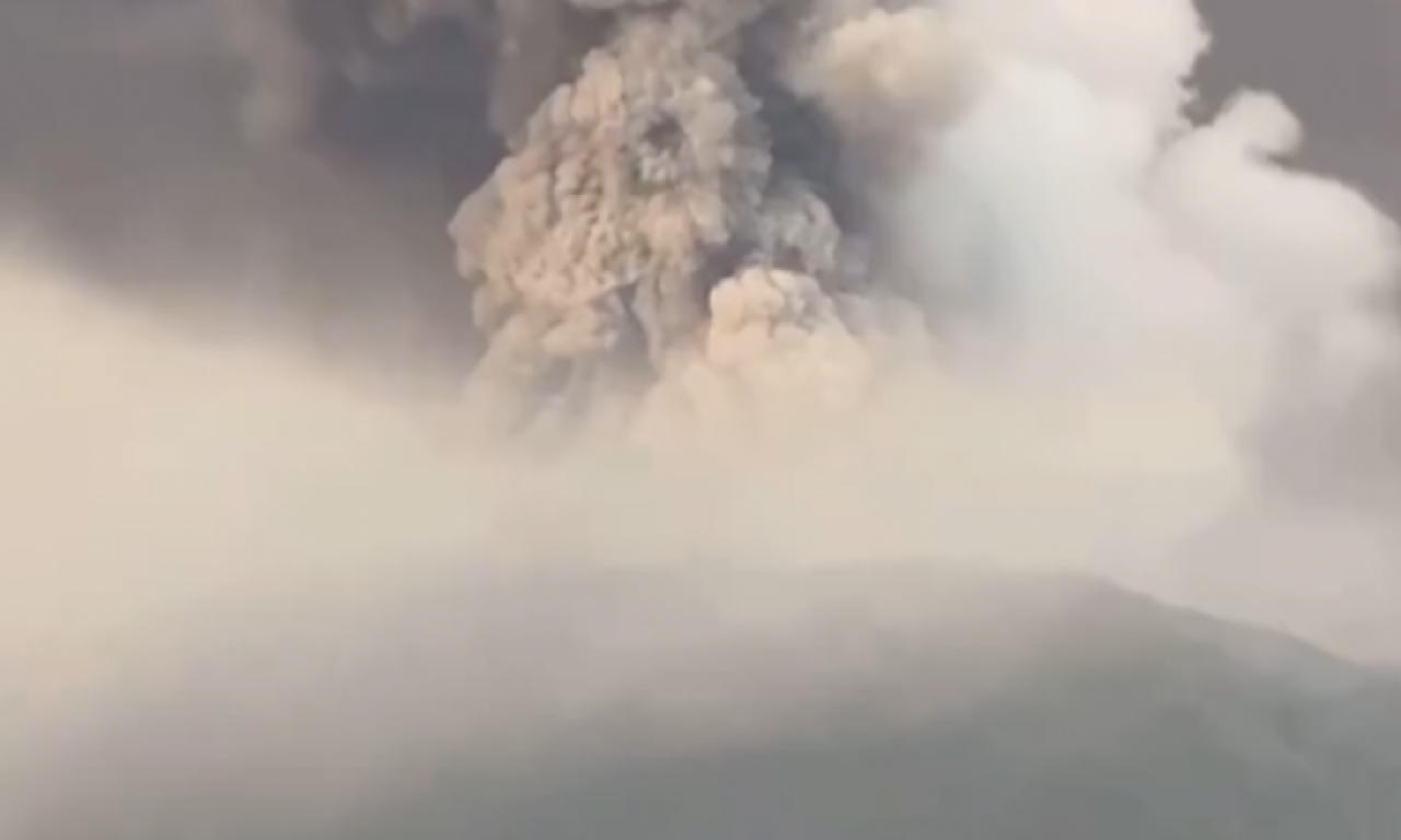 I DALJE KRITIČNO U INDONEZIJI! Posle ERUPCIJE VULKANA rizik od CUNAMIJA, u opasnosti 1.500 ljudi