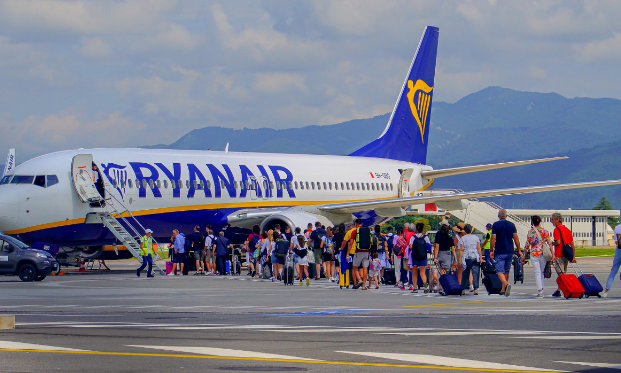 DRAMA NA NEBU: PUTNIK iznenada preminuo u AVIONU, krenuo sa TRUDNOM SUPRUGOM na odmor