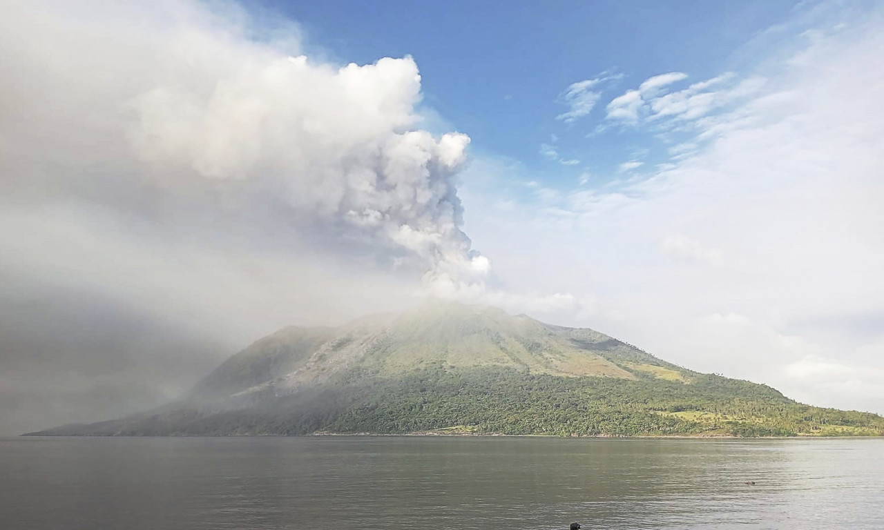 LJUDI SU U OPASNOSTI! Više od 11.000 građana mora da NAPUSTI SVOJE DOMOVE u INDONEZIJI zbog ERUPCIJE VULKANA