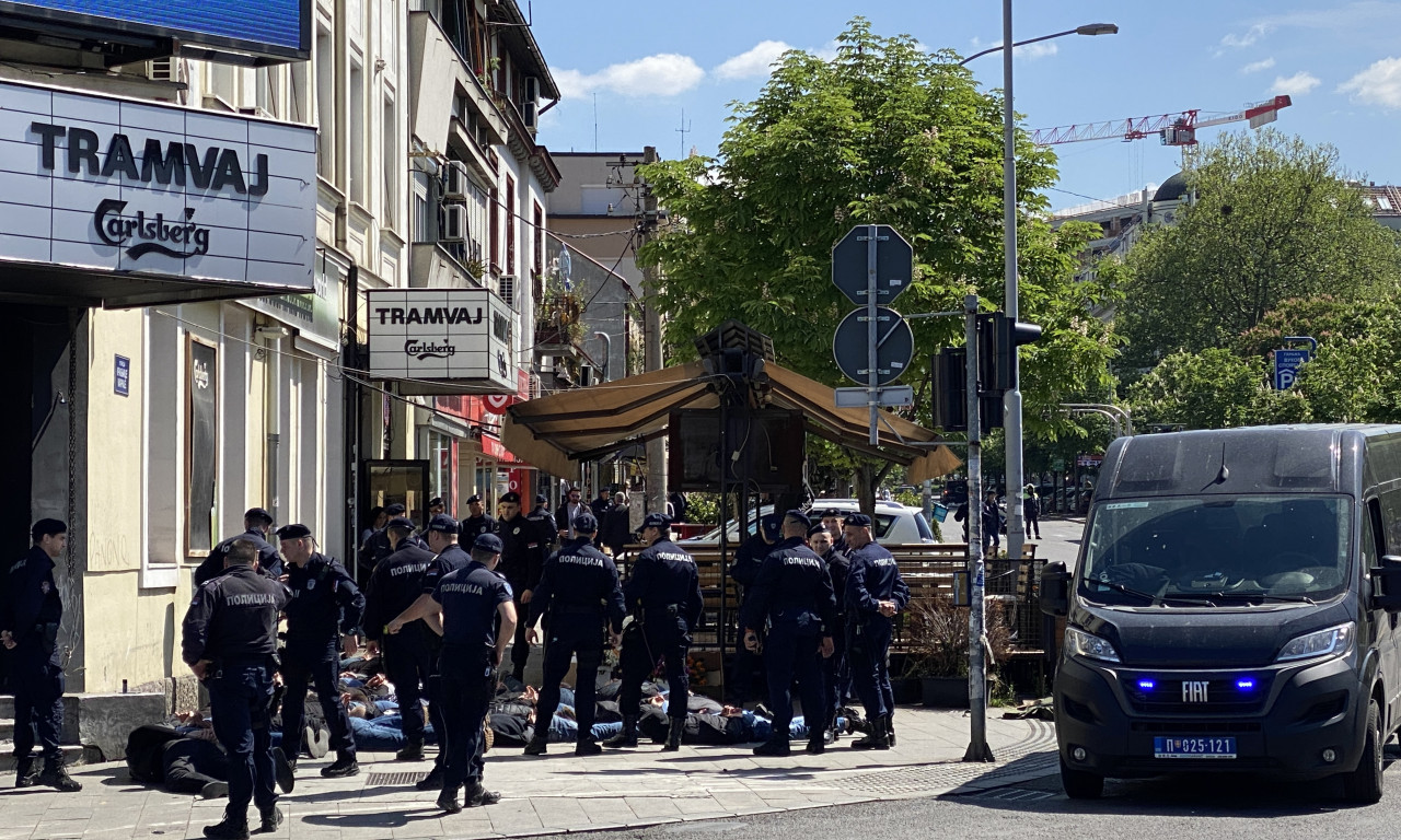 POGLEDAJTE HAOS KOD VUKOVOG SPOMENIKA! Brutalna TUČA NAVIJAČA pred večiti DERBI - ljudi beže, pristiže POLICIJA (VIDEO)