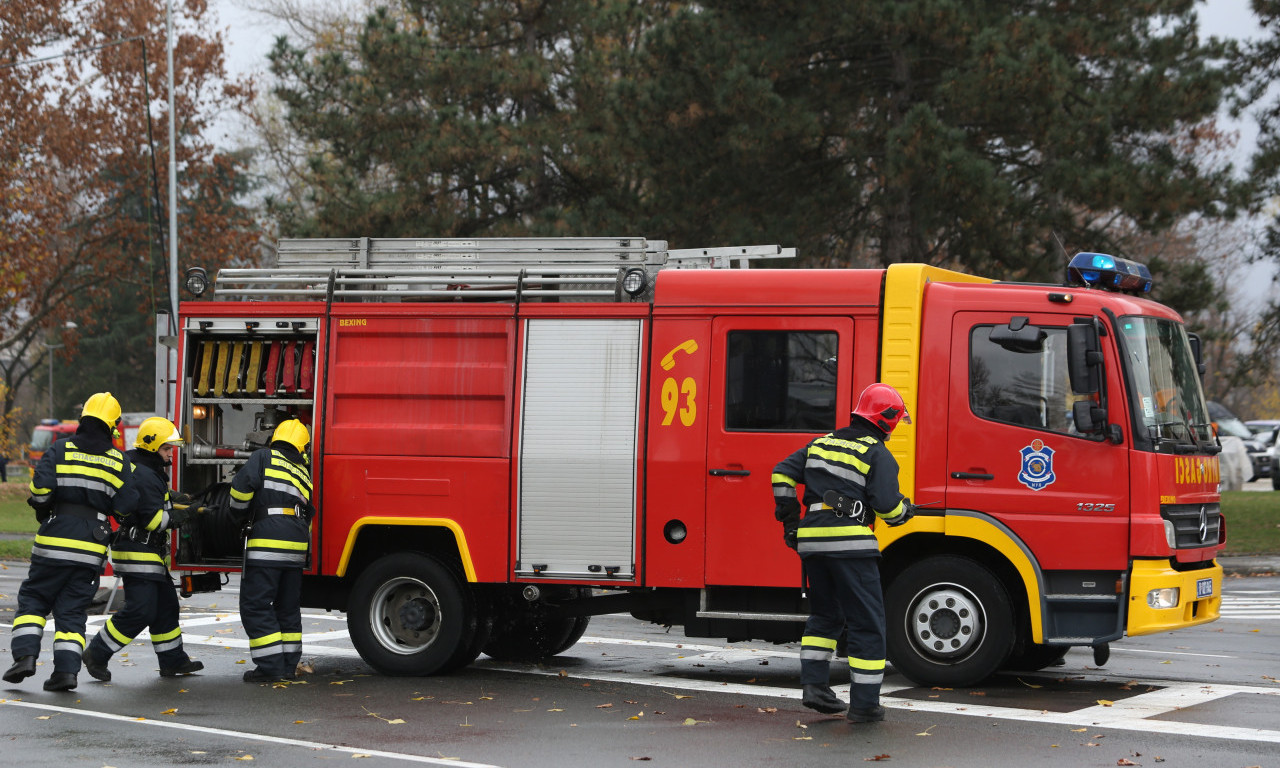 BUKTI POŽAR U BEOGRADU! Cela zgrada EVAKUISANA, na licu mesta vatrogasci i policija