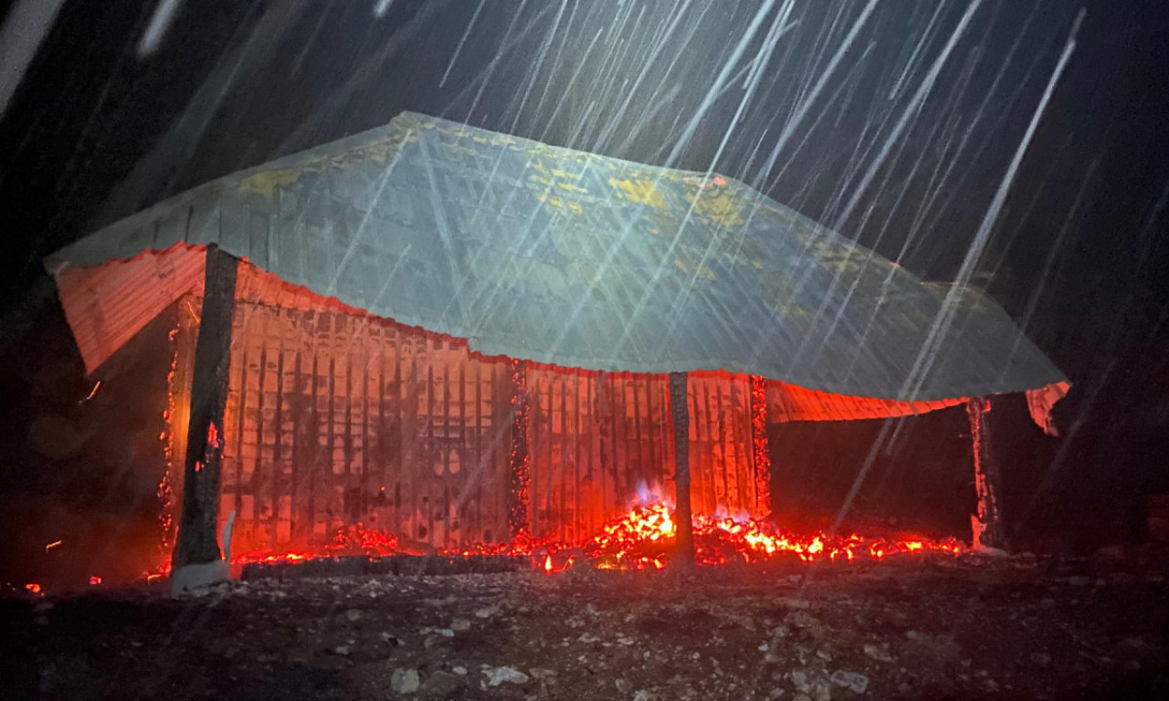 JEDNA OSOBA do temelja UNIŠTILA 3 objekta? Potresne slike kod Tutina, od planinarskog doma ostalo ZGARIŠTE (FOTO)