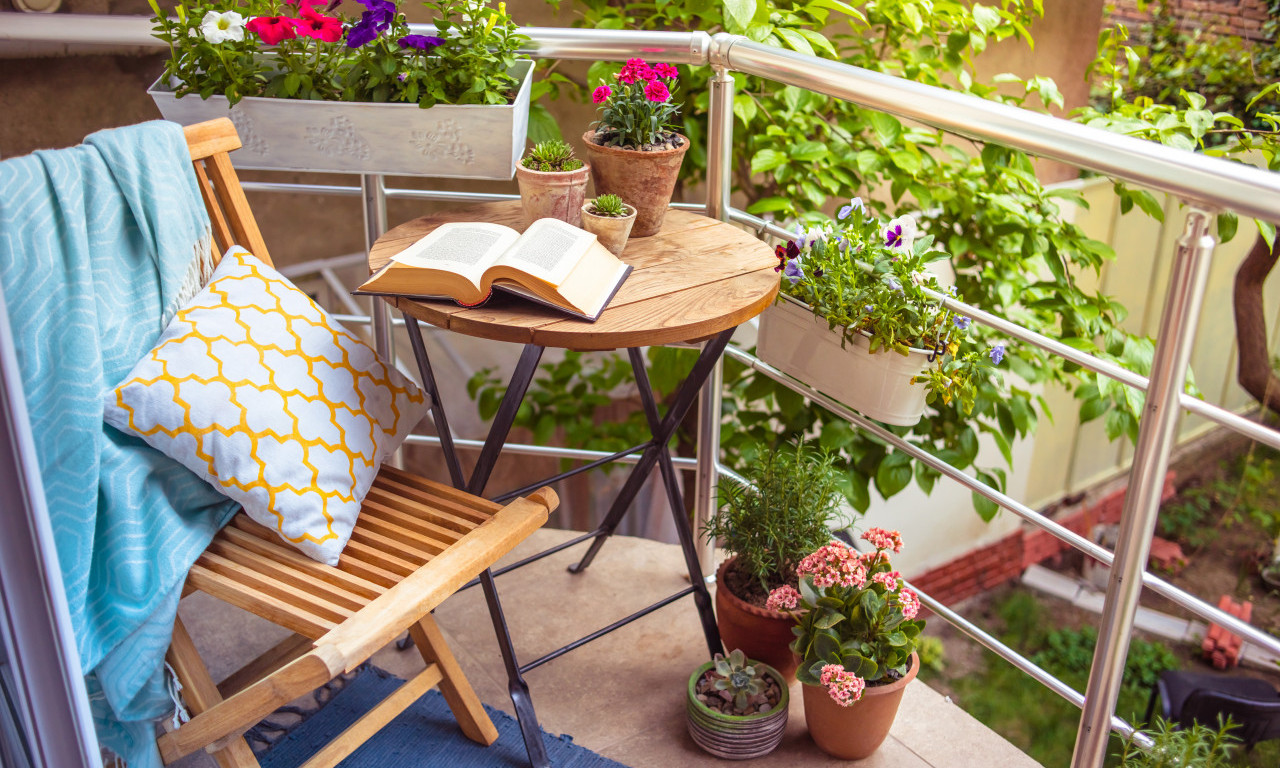 Želite CVETNI BALKON, ali ne znate kako? Pitali smo cvećarku: Ovo je CVEĆE koje će KRASITI vašu terasu