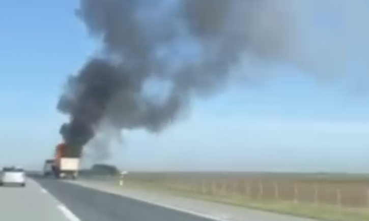 DRAMA NA AUTO-PUTU ZA NOVI SAD! Vatra "guta" KAMION, pogledajte kako se širi GUST CRNI DIM (VIDEO)