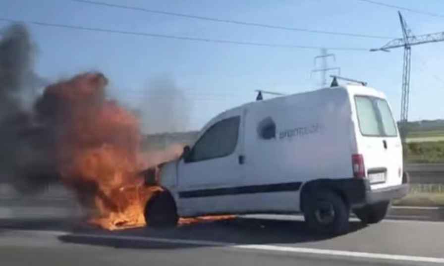 GORI KOMBI NA "MILOŠU VELIKOM"! Vatra guta prednji deo vozila u zaustavnoj traci (FOTO)