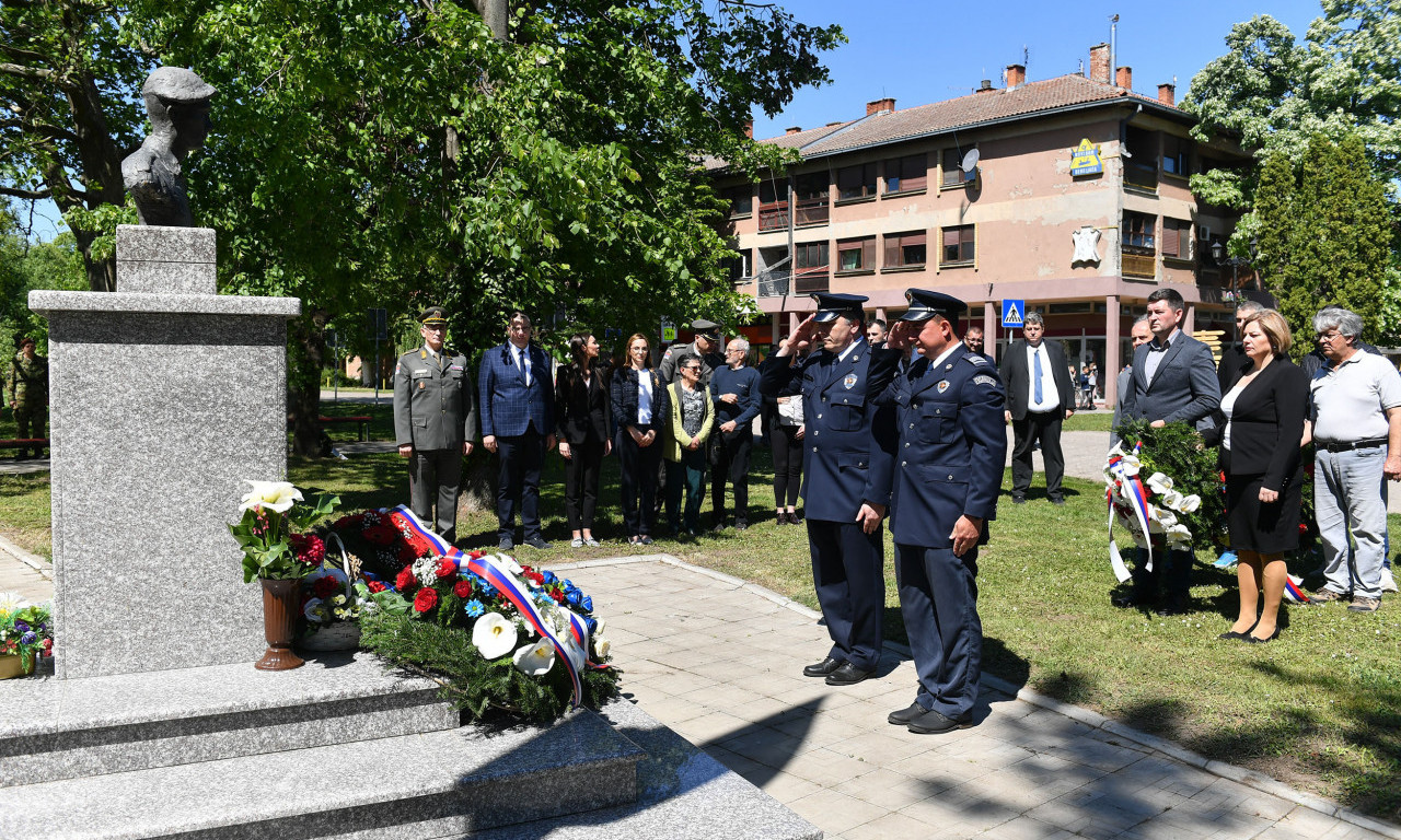 POLOŽEN VENAC NA SPOMENIK PALOM BORCU SA KOŠARA! Ministarstvo odbrane i Vojska Srbije odali poštu OVOM HEROJU (FOTO)