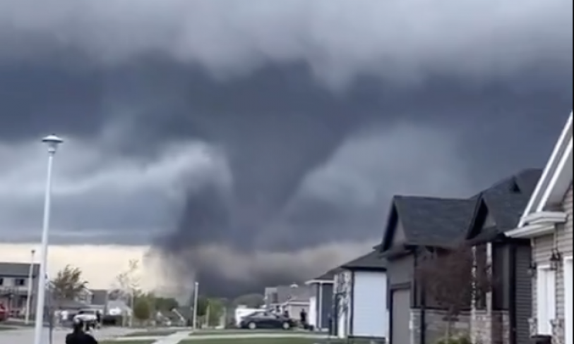 APOKALIPTIČNI SNIMCI IZ AMERIKE! Talas TORNADA ruši sve pred sobom, prizor IZ VOZA je posebno ZASTRAŠUJUĆ (VIDEO)