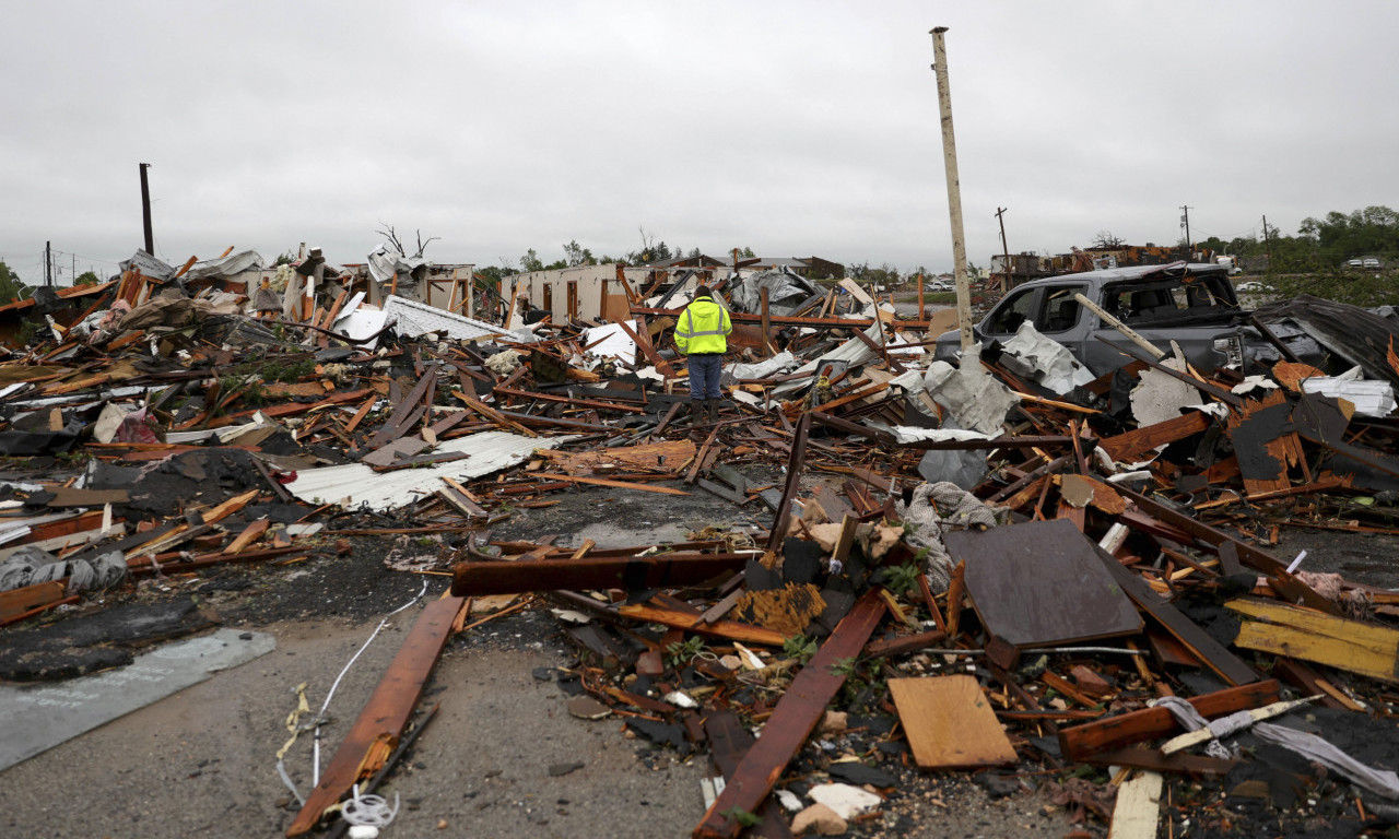 POGLEDAJTE TUŽNE PRIZORE IZ SAD! TORNADO OPUSTOŠIO OKLAHOMU: Poginule dve osobe, četvoro povređenih (FOTO)