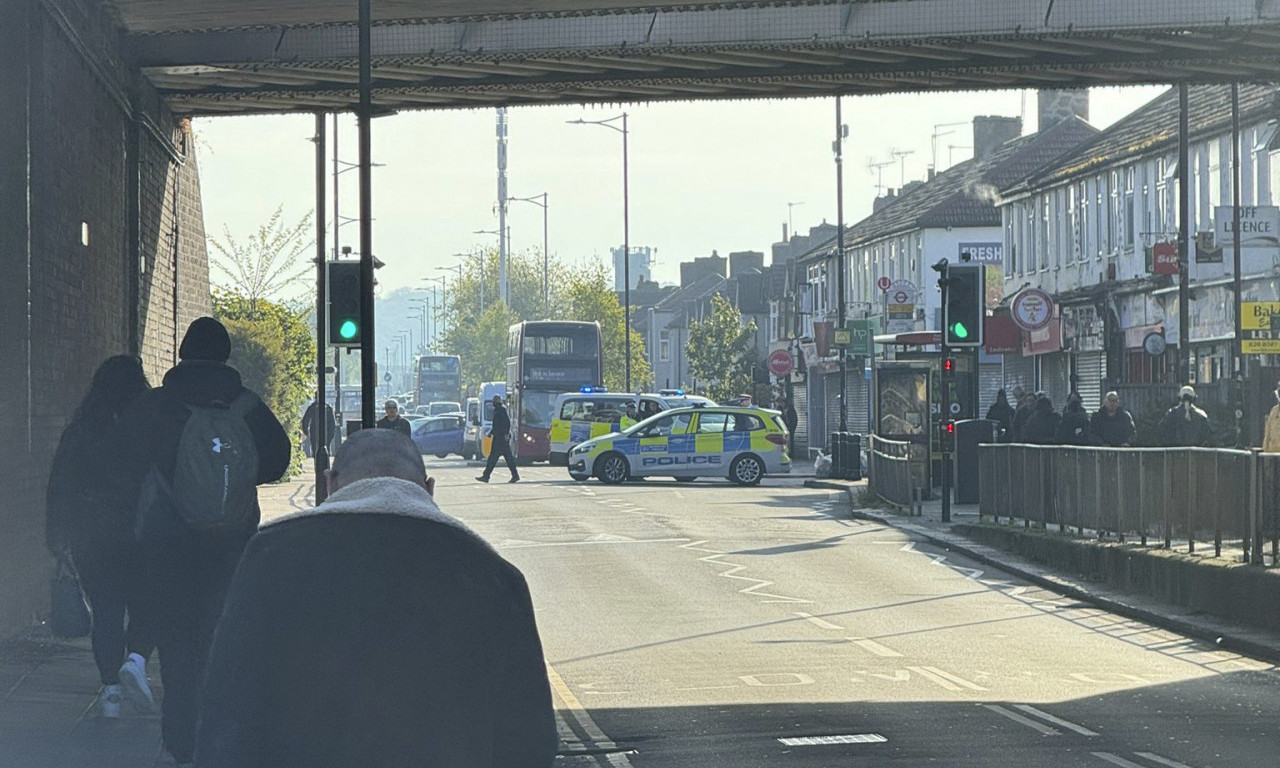 CRNI VEO NAD LONDONOM! Dečak (13) koji je IZBODEN u jezivom napadu PREMINUO u bolnici