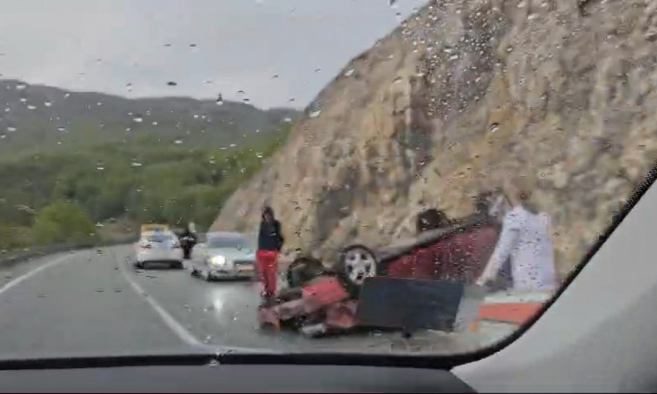 Pogledajte JEZIVE FOTOGRAFIJE SA MESTA NESREĆE u Žabljaku: Automobil udario u stenu pa završio na krovu (FOTO)