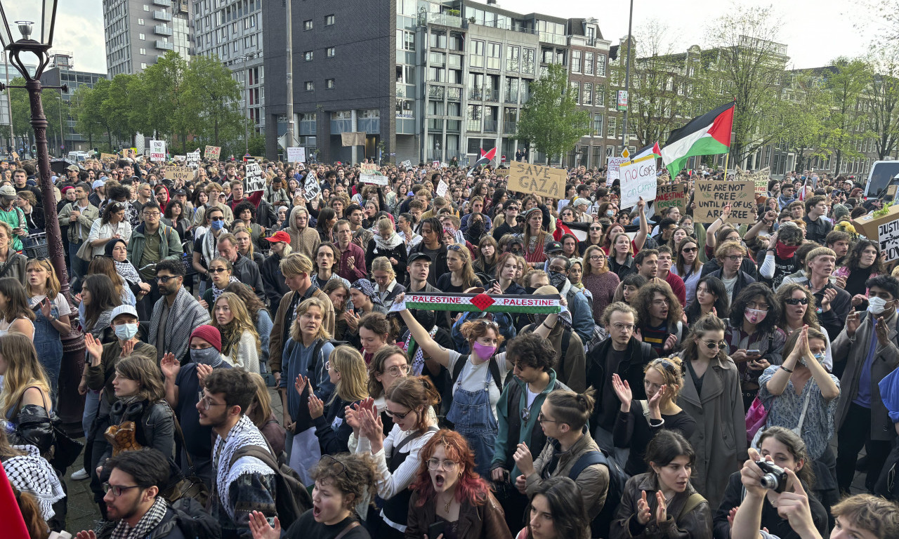 HAOS U AMSTERDAMU! PROFESORI NA ULICAMA, protestuju u solidarnosti sa STUDENTIMA, policija BULDOŽERIMA oborila BARIKADE