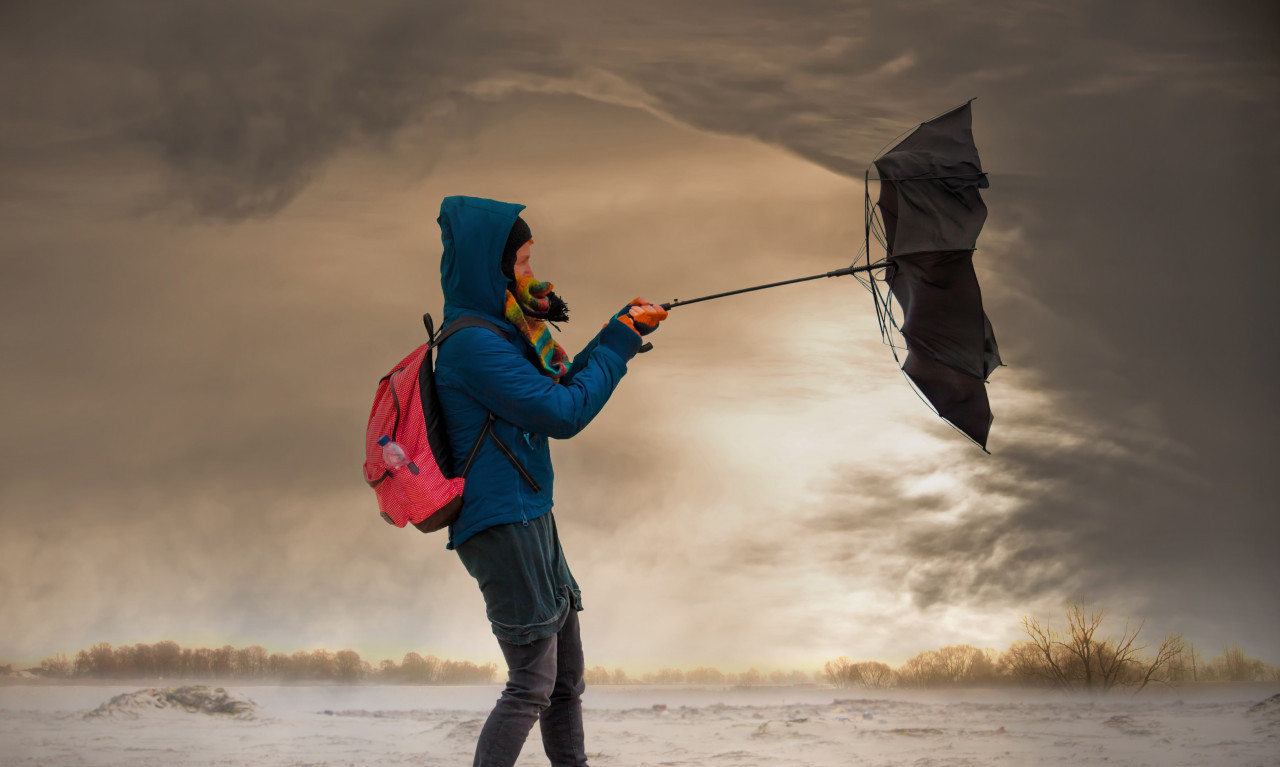 RHMZ izdao HITNO UPOZORENJE: Stižu olujni vetrovi sa GRMLJAVINOM, UPALJEN METEOALARM!