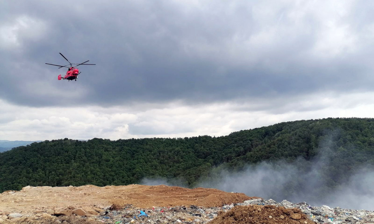 DRAMA KOD UŽICA SE NASTAVLJA! Pogledajte kako 2 HELIKOPTERA MUP gase POŽAR na deponiji "Duboko" (VIDEO)