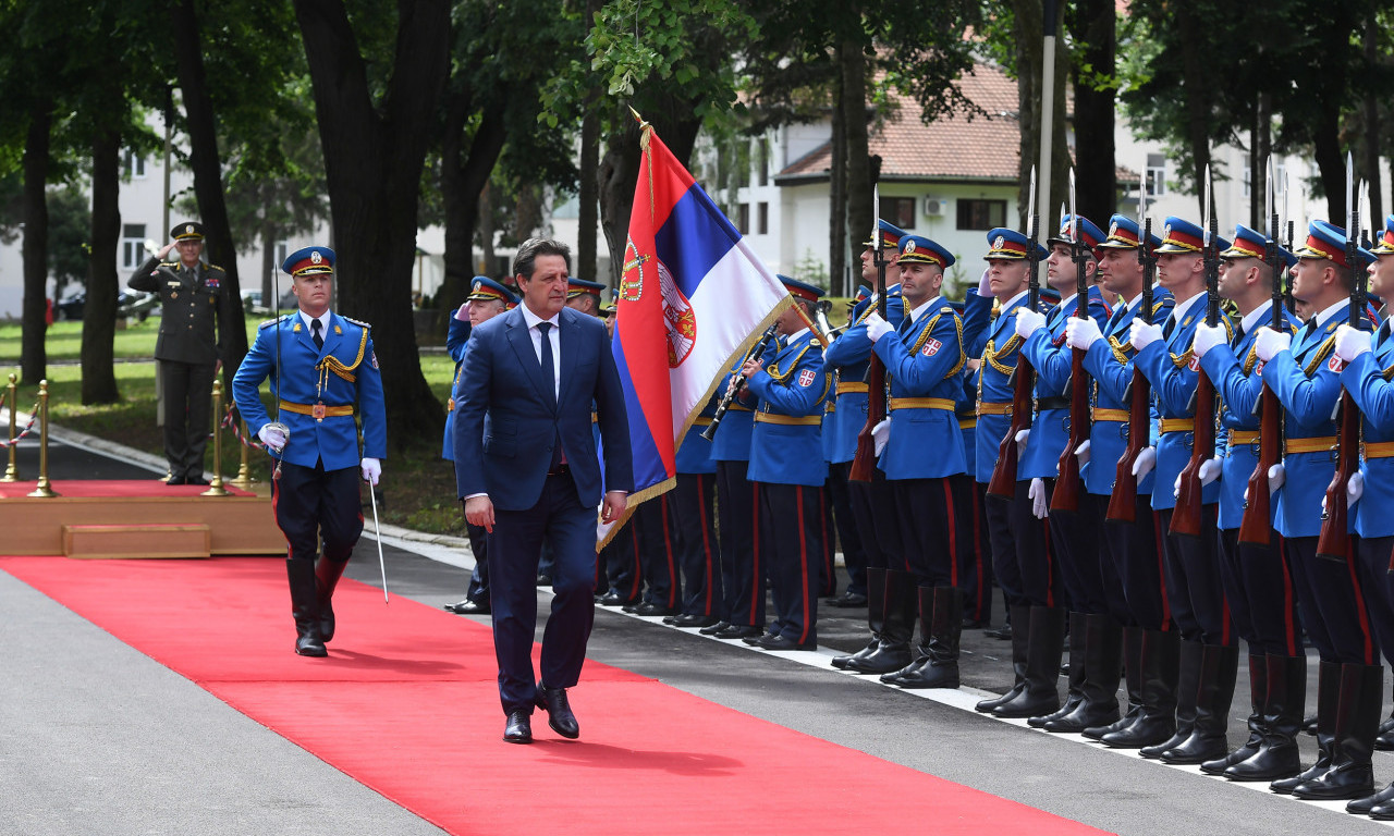 VOJSKA SRBIJE ide u korak sa SAVREMENIM ARMIJAMA! Gašić obišao Generalštab, pa izneo PRIORITETE o naoružanju (FOTO)