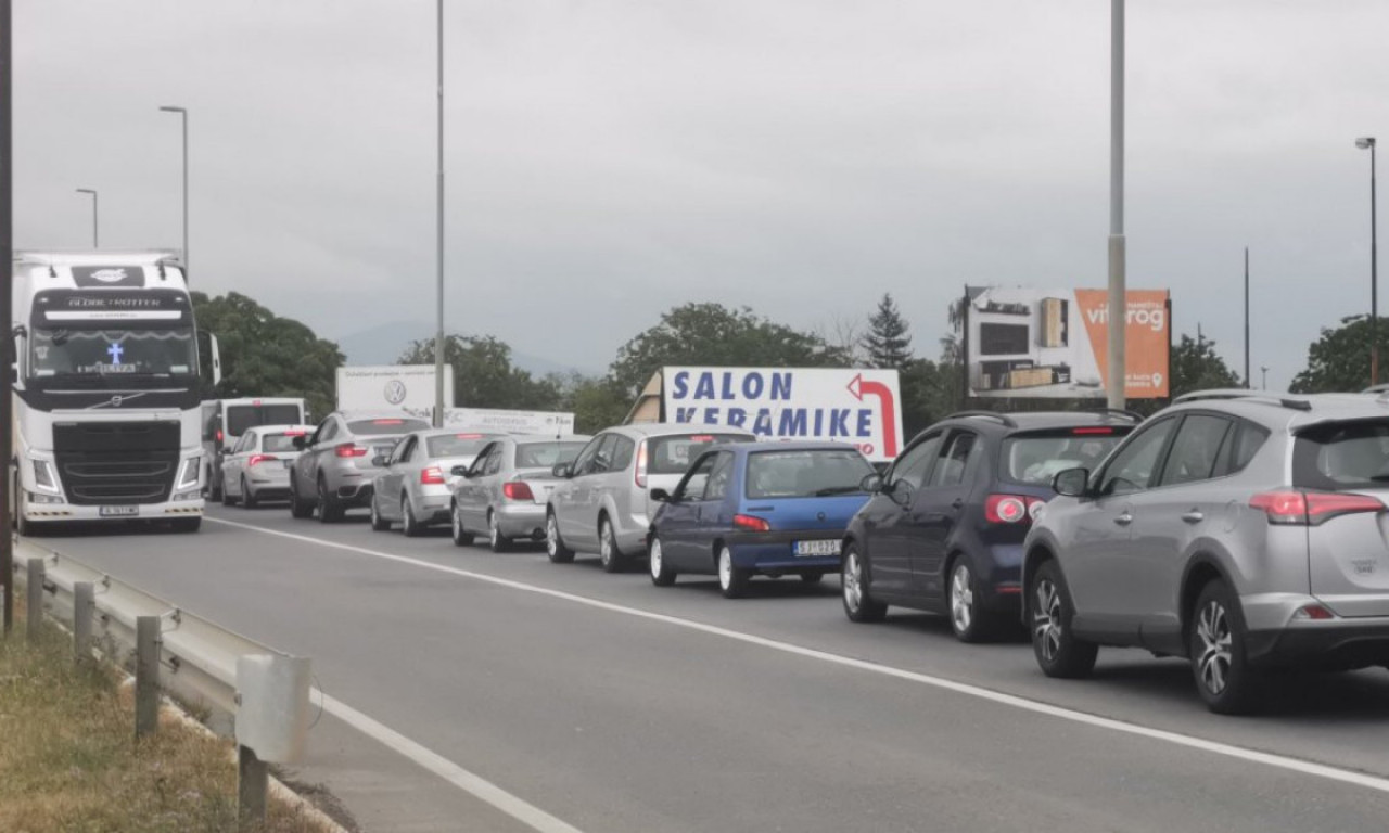 GROM napravio HAOS kod Požege: Udario u dalekovod, kablovi pali na put i prekinuli saobraćaj, KOLONE KILOMETARSKE(VIDEO)