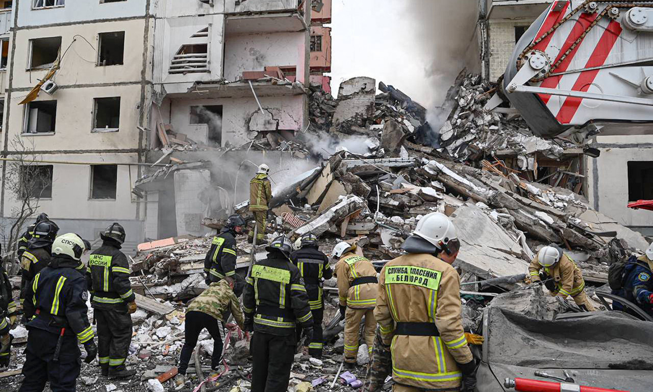 ŽESTOKE BORBE za ovaj grad u RUSIJI! 19 poginulih u ukrajinskim NAPADIMA, ljude izvalče iz RUŠEVINA (FOTO)