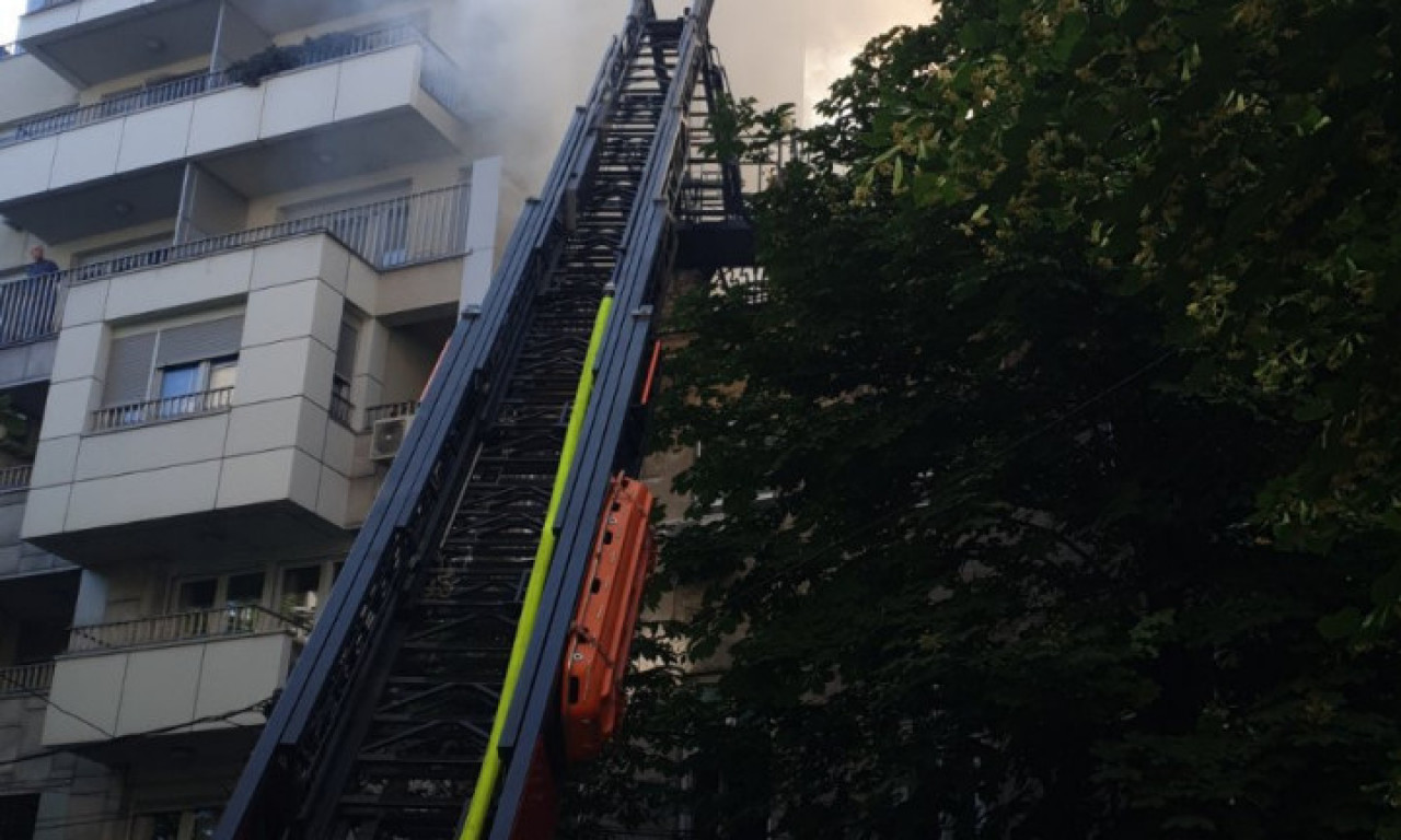 LOKALIZOVAN POŽAR U CARIGRADSKOJ ULICI! Pogledajte DRAMATIČNE SCENE gašenja vatre (VIDEO)