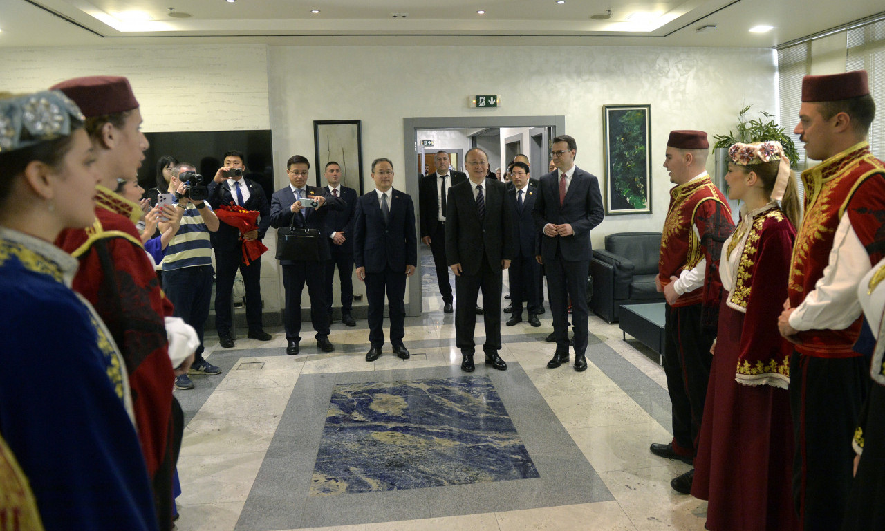 Delegacija iz PEKINGA dočekana na aerodromu NIKOLA TESLA uz pesmu "Ovo je Srbija" (VIDEO)