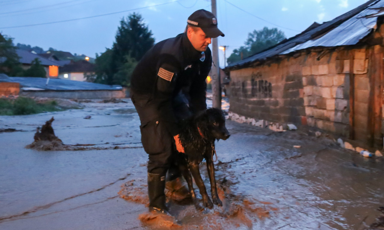 VANREDNA SITUACIJA U NOVOM PAZARU! Nevreme napravilo HAOS! Deo puta SE OBRUŠIO! (FOTO)