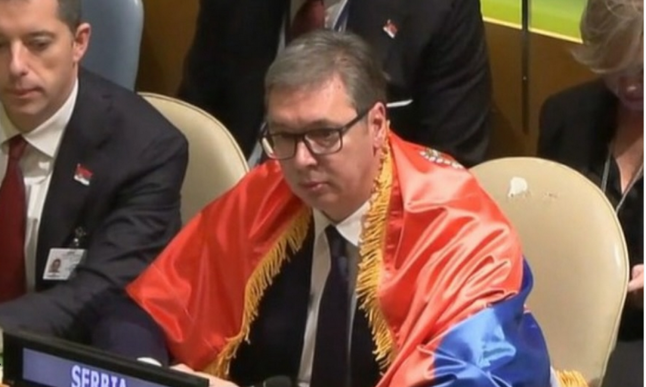 OBEZBEĐENJE TRAŽILO VUČIĆU DA SKINE ZASTAVU! Predsednik Srbije odgovorio - "Niko na svetu mi neće uzeti moju zastavu" !