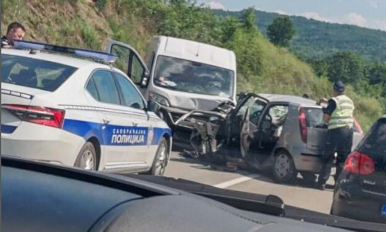 STRAVIČNA NESREĆA KOD BORA! Vozilo SMRSKANO, DIREKTAN SUDAR automobila i kombija!