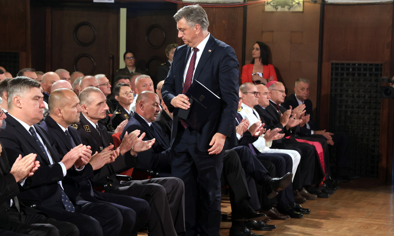 OVO JE BILO NEPRIJATNO! Evo kako je izgledao susret PLENKOVIĆA i MILANOVIĆA: Bez rukovanja i reči (VIDEO)