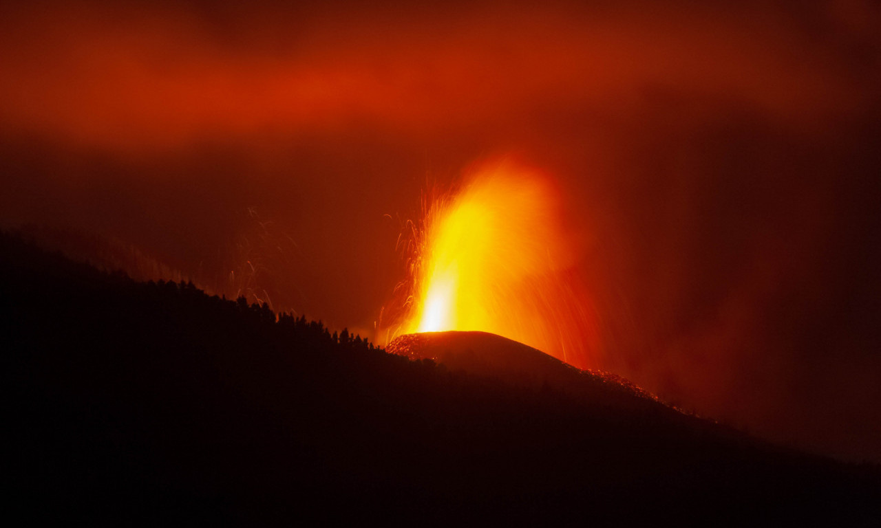 Vulkan Etna izbacio LAVU I OBLAK PEPELA visok oko pet kilometara! Ima li mesta PANICI? (VIDEO)