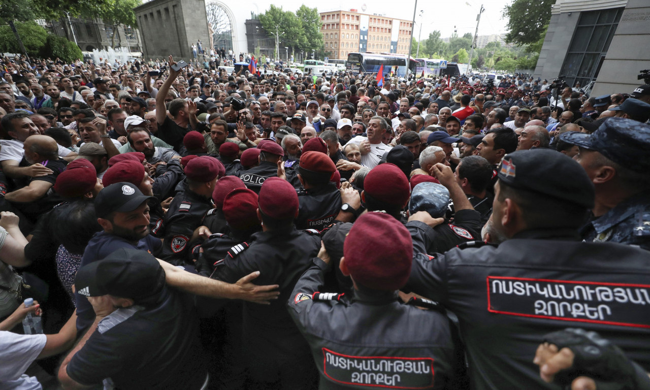 Nemiri u Jermeniji! Zbog NASILNIH PROTESTA najmanje 29 ljudi UHAPŠENO, hiljade demonstranata traži ostavku PAŠINJANA