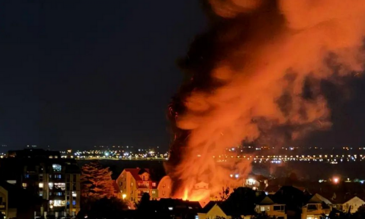 DRAMA NA ČUKARICI! Gori ROMSKO NASELJE, jezive fotografije! (FOTO/VIDEO)