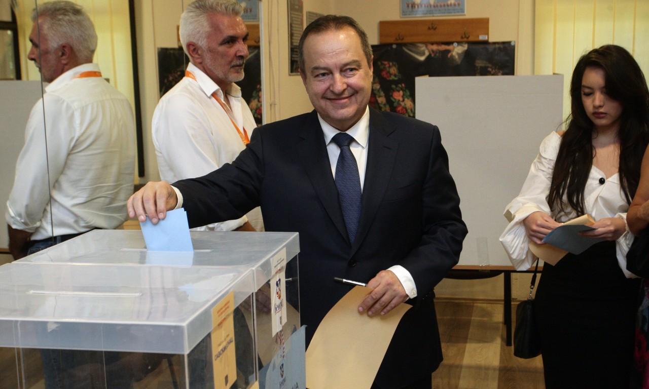 IVICA DAČIĆ SA PORODICOM NA GLASANJU! Građansku dužnost obavili na Dedinju (FOTO+VIDEO)