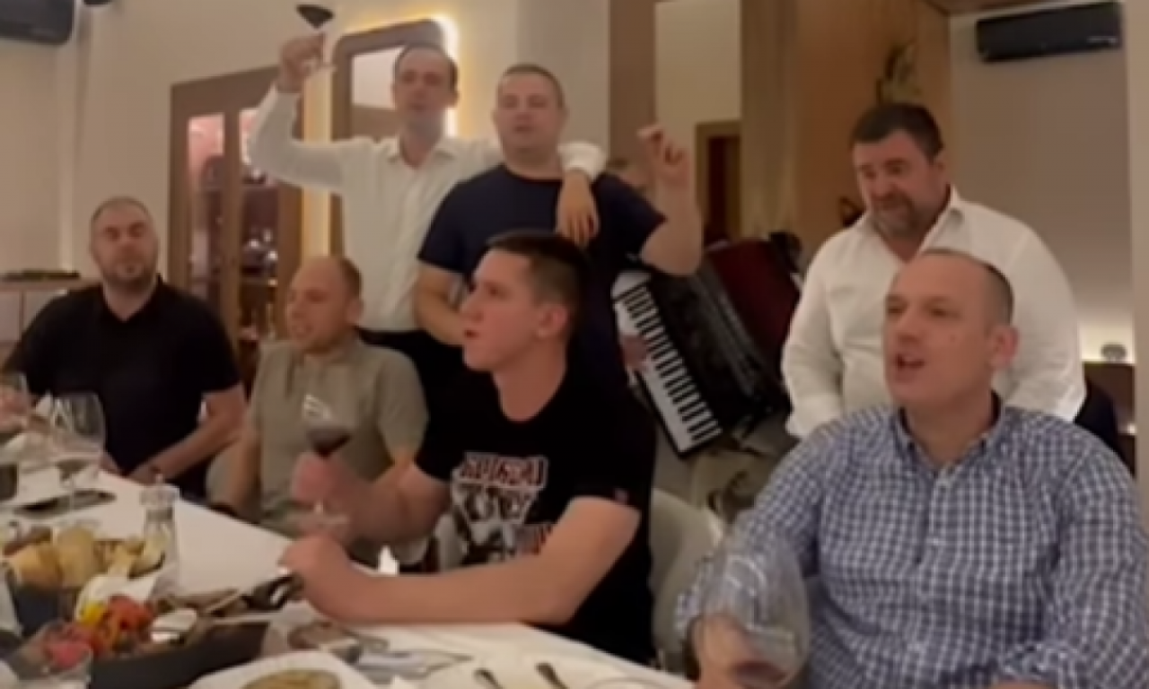 "MOJ SIN DANILO I MOJA BRAĆA, ŽIVELA SRBIJA!" Ovako je VUČIĆ sinoć slavio: Nazdravljao je sa sinom uz ovu pesmu (VIDEO)