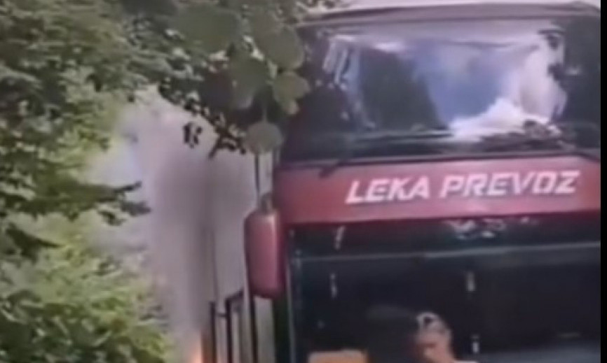 ZAPALIO SE AUTOBUS PUN ĐAKA: Učenici se vraćali sa ekskurzije! (VIDEO)