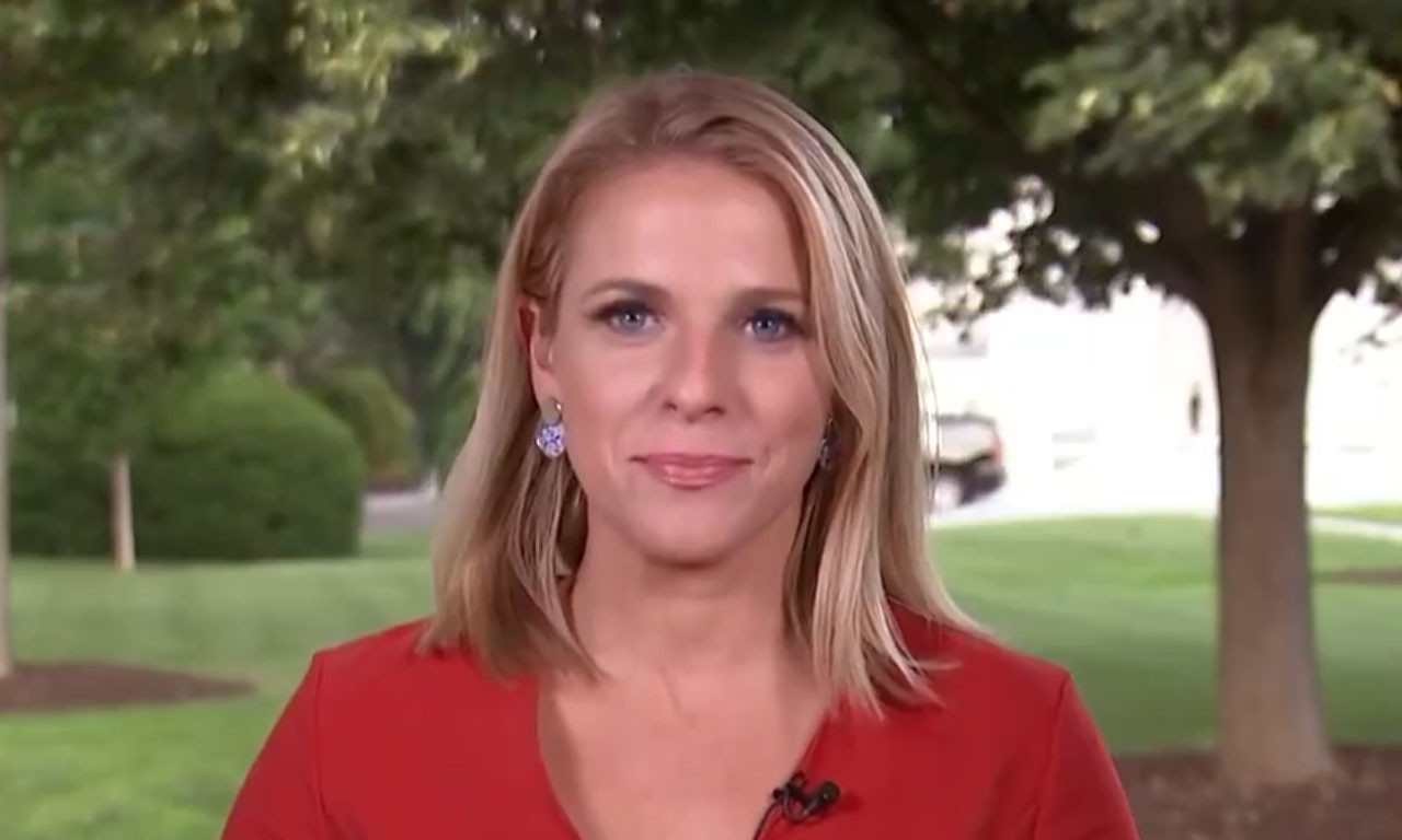 ŠOK ispred Bele kuće! Reporterka NAPADNUTA sa leđa, a kad je videla NAPADAČA, pošteno se nasmejala (VIDEO)