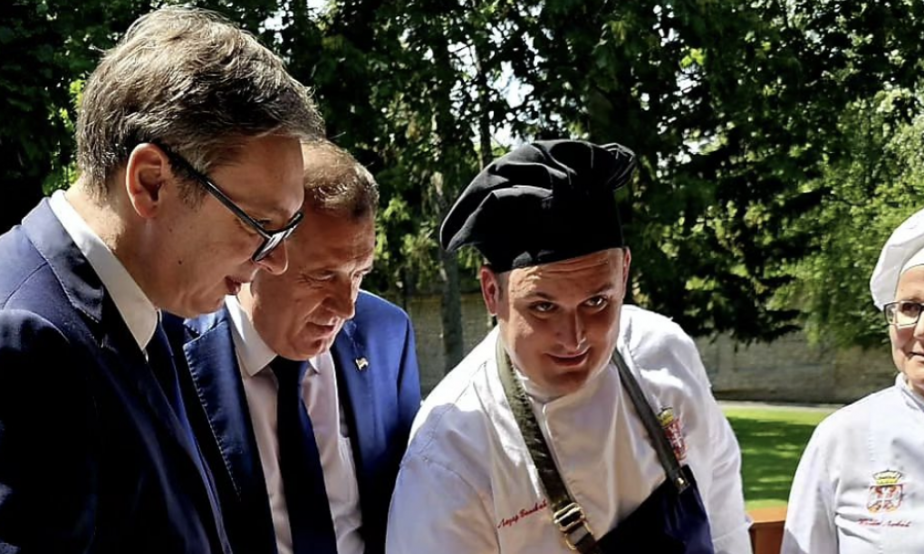 Pogledajte kako je VUČIĆ na originalan način ugostio Srbe iz RS! "Po ovoj vrućini najbolje je PRASE IZ FURUNE" (FOTO)