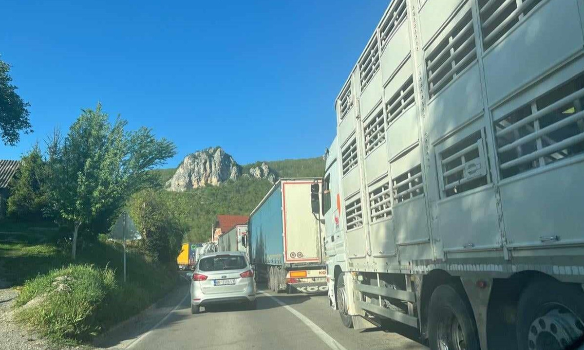 VAŽNE VESTI ZA VOZAČE KAMIONA I ŠLEPERA! Preko ovih graničnih prelaza u Srbiji danas je OBUSTAVLJEN SAOBRAĆAJ