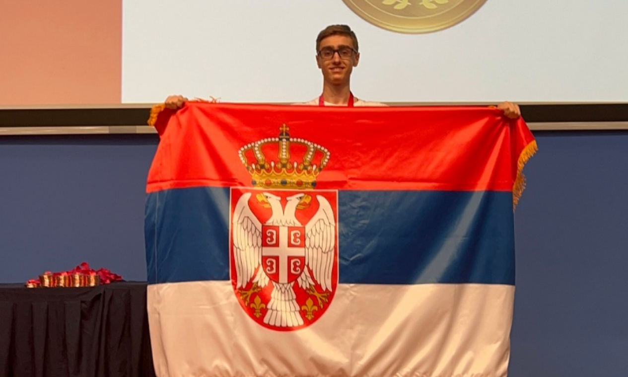 Ovaj mali GENIJALAC je PONOS SRBIJE! Andrej iz Matematičke gimnazije osvojio 5 ZLATNIH MEDALJA na takmičenju u Singapuru