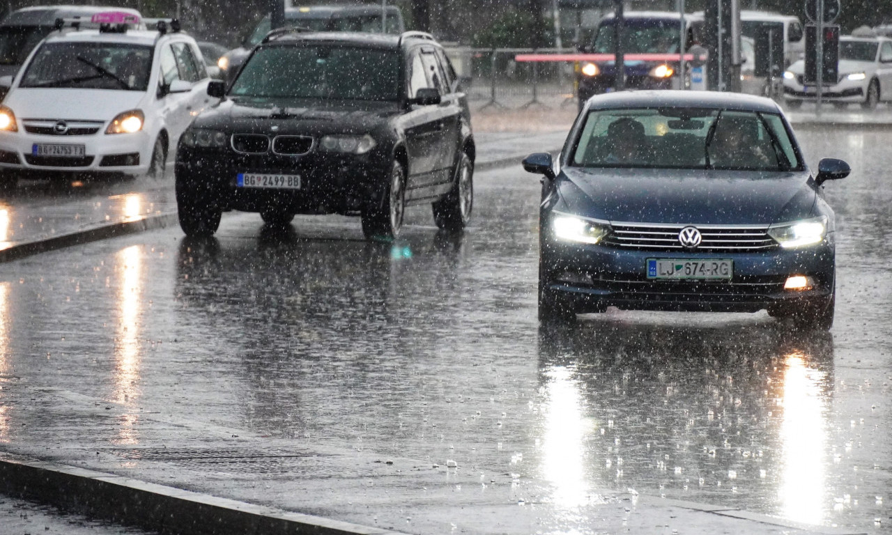 Pogledajte snimke POTOPA U BEOGRADU posle naleta JAKOG NEVREMENA! Automobili se jedva kreću kroz vodu (VIDEO)