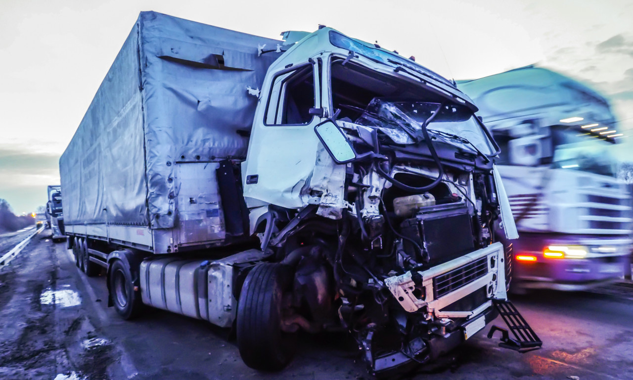 STRAVIČNA NESREĆA kod Modriče! Sudarili se kamion i autobus, POGINUO SRBIN