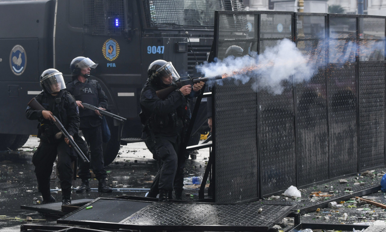 TOTALNI HAOS U BUENOS AJRESU! Hiljade Argentinaca PROTESTUJE protiv ekonomskih reformi Havijera Mileja (FOTO)