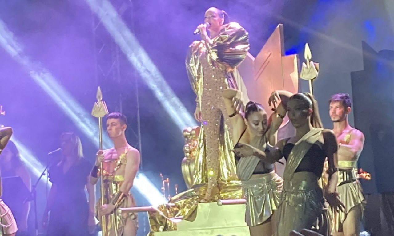 Milica Pavlović ZAPALILA SPENS! Na sceni se pojavila kao "BOGINJA", a tu su i plesači i kraljevska stolica (VIDEO+FOTO)