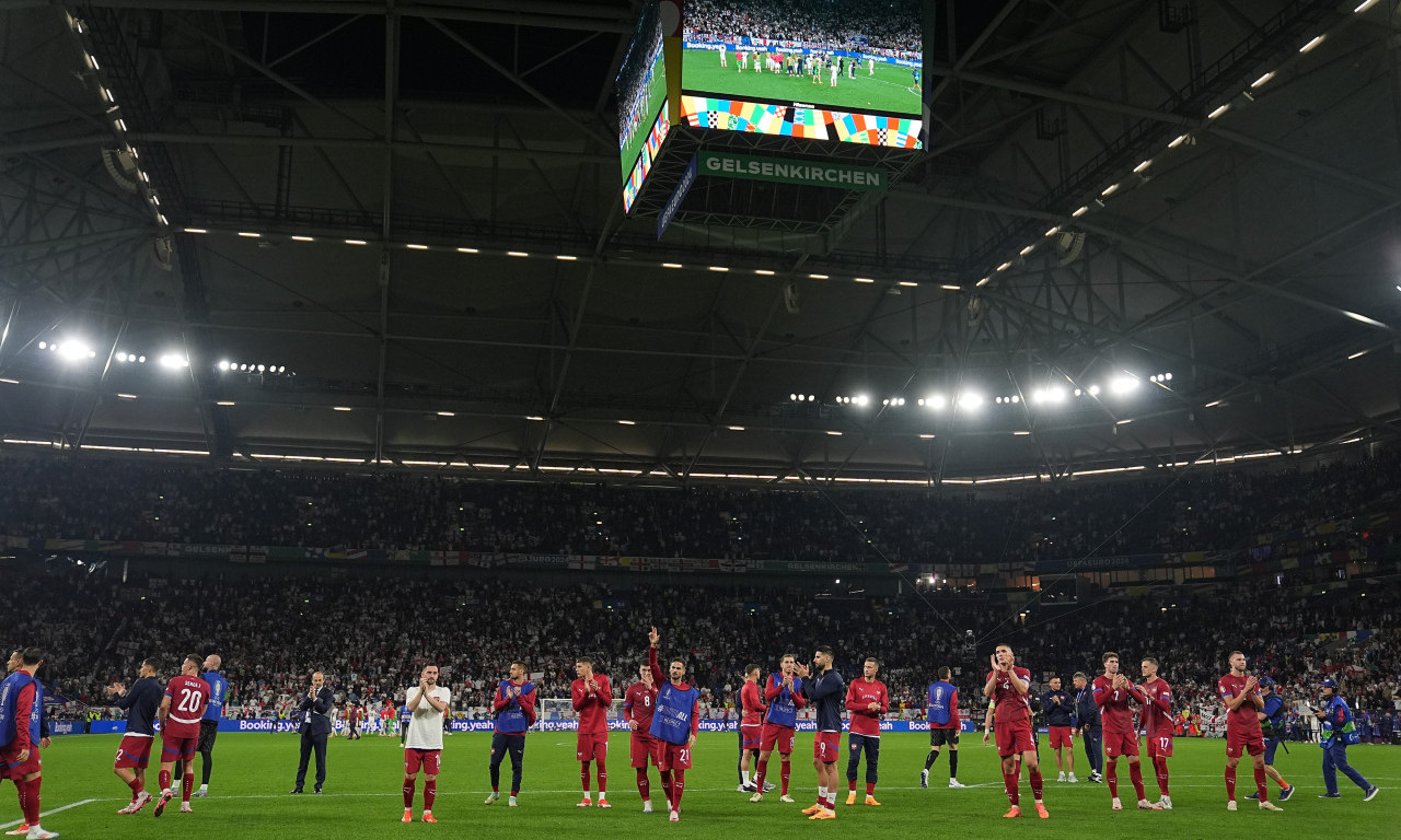 E SAD SMO SVE VIDELI: Pijani Englez se PROBUDIO u četiri ujutru na PRAZNOM STADIONU posle meča sa Srbijom! (VIDEO)